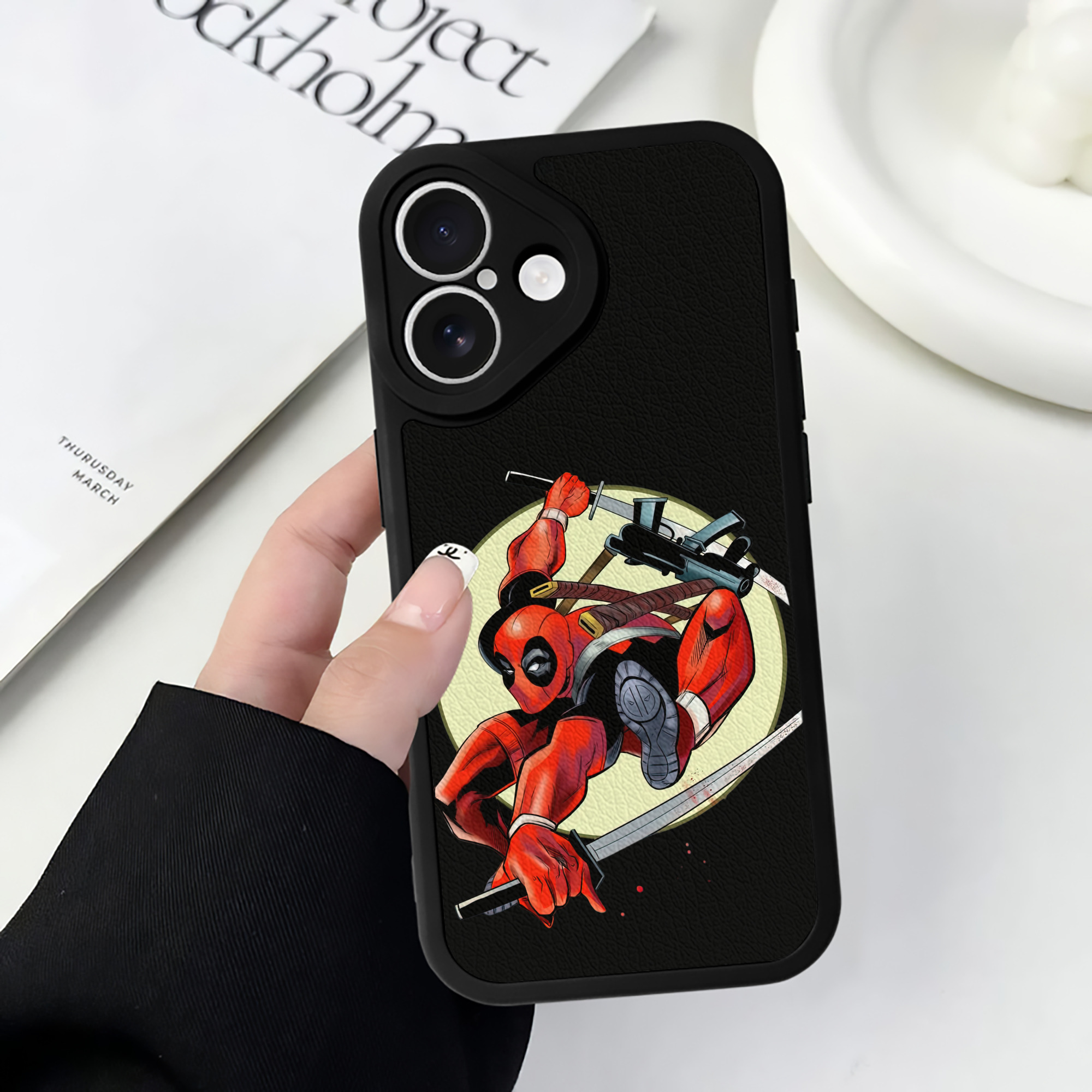 （画像用） Deadpool デッドプール 【iPhone 16シリーズ対応】シリコンスマホケース（レザー調） 材質：シリコン